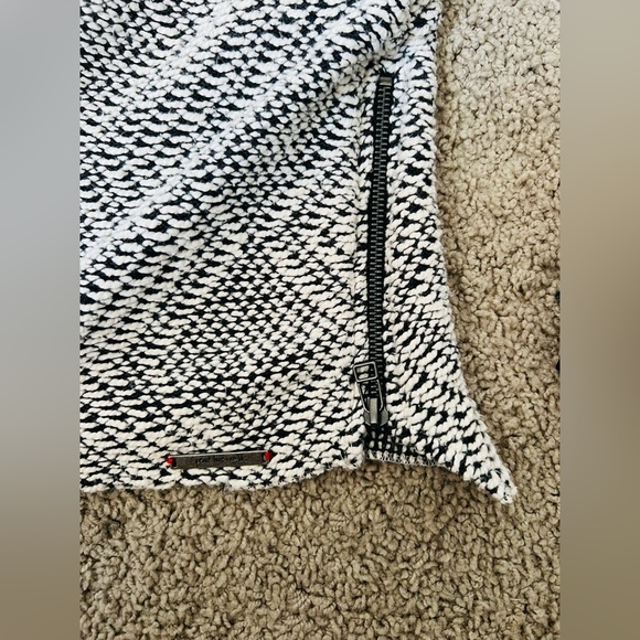 Peace Love World Monochrome Patterned Sweatshirt - Picture 8 of 13